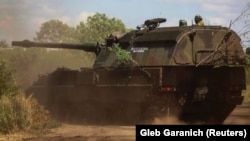 Українські військовослужбовці їдуть на німецькій САУ Panzerhaubitze 2000, липень 2022 року 