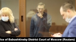 Алексей Навалний, мунаққиди Кремлин дар гӯшаи айбдоршавандаҳои додгоҳи ноҳияи Бабушкинскии шаҳри Маскав. 16 феврал