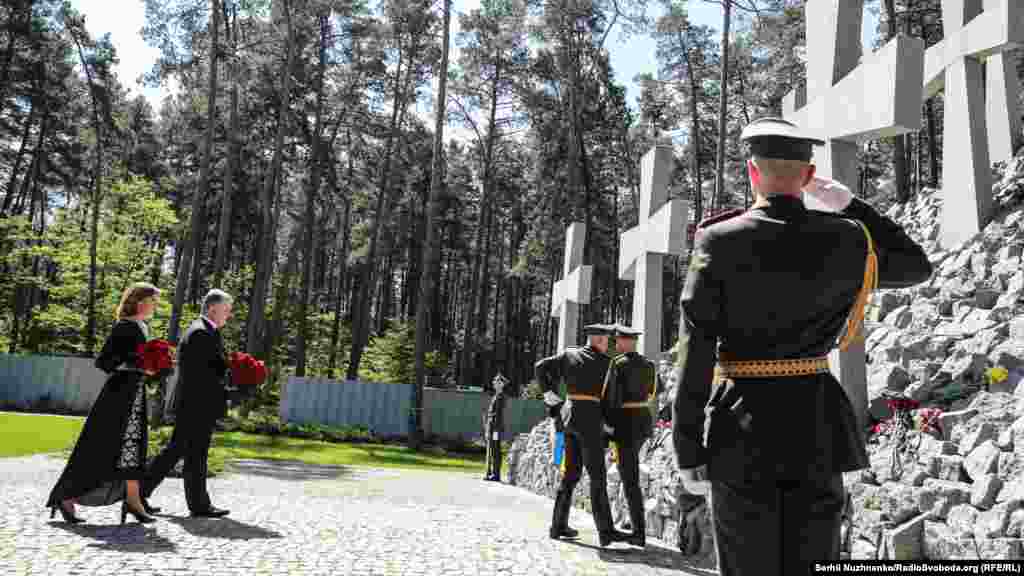 Вшанування дня пам’яті жертв політичних репресій в Україні, згідно з указом президента України від 21 травня 2007 року, відбувається щороку у третю неділю травня. На фото президент України Петро Порошенко з дружиною вшановують пам’ять жертв «Великого терору»