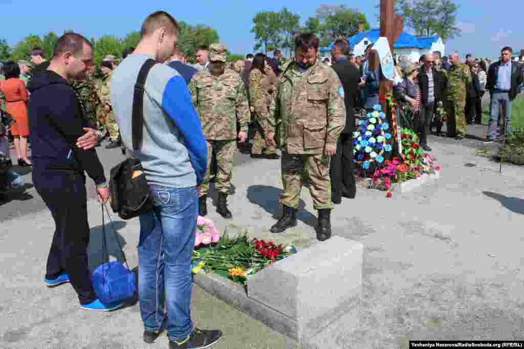 Запорожці-бійці 79-ї окремої аеромобільної бригади вшановують свого побратима «кіборга» Олександра Пивоварова, який загинув восени 2014 року. Він згорів у підбитому противником БТРі, що виїздив із Донецького аеропорту