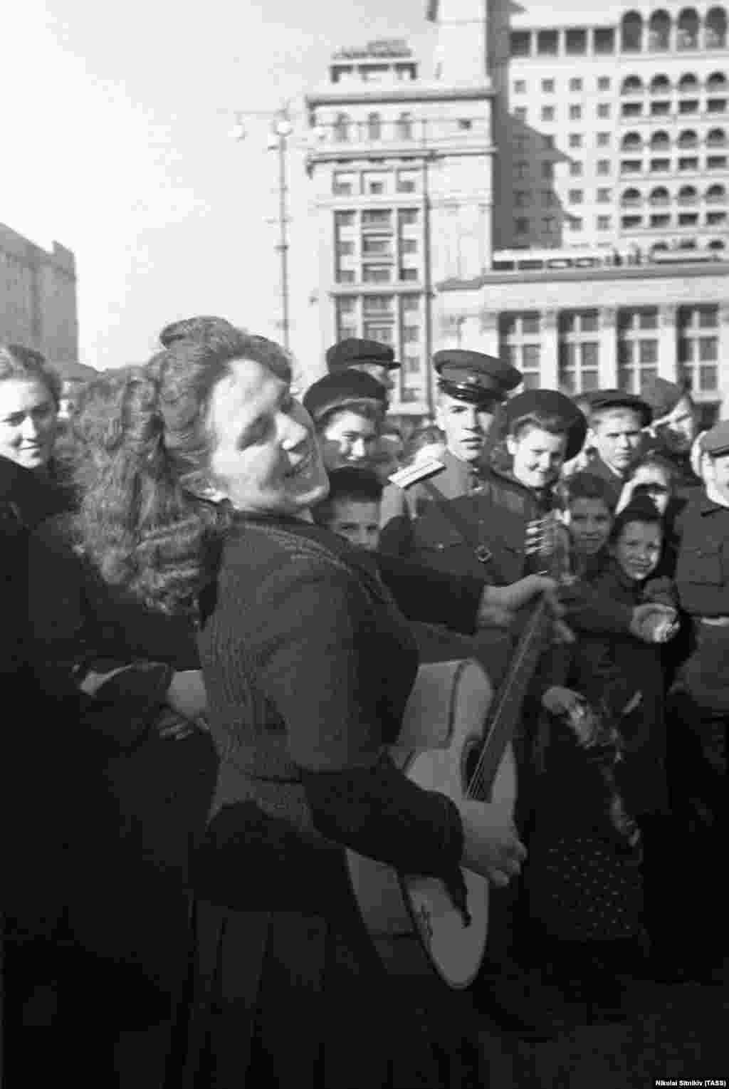 Жінка співає в центрі Москви. Святкування розпочалися на день пізніше – 9 травня