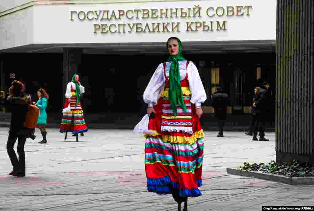 Для присутніх кримчан провели невеличкий концерт колективів народної творчості та виступ ходулістів
