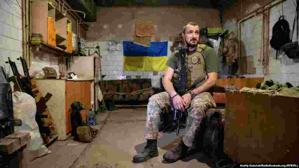 Умови життя «не п’ять зірок», але у житлових та бойових приміщеннях чисто і охайно. Більшість хлопців, які тут служать, мають великий бойовий досвід