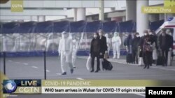 Уханга келген Дүйнөлүк саламаттык сактоо уюмунун (ДССУ) эксперттери. СGTN каналы көрсөткөн репортаждан алынган сүрөт.