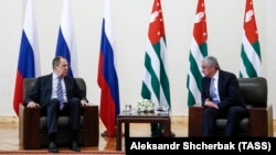 Ռուսաստանի ԱԳ նախարար Սերգեյ Լավրովի և Աբխազիայի նախագահ Ռաուլ Խաջիմբայի հանդիպումը Սուխումիում, 19-ը ապրիլի, 2017թ․