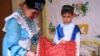 Нурсинә Минәҗева үзенең кул эшләрен күрсәтә