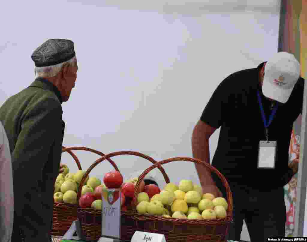 Фермеры, привезшие на фестиваль свою продукцию.