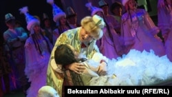 Ак Мөөрдүн ролунда Адия Ысмайылова, Болоттун ролунда Сталбек Жунушалиев.