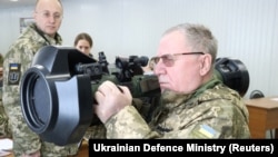 Молитви та зброя: Україна готується, світ затамував подих – фотогалерея