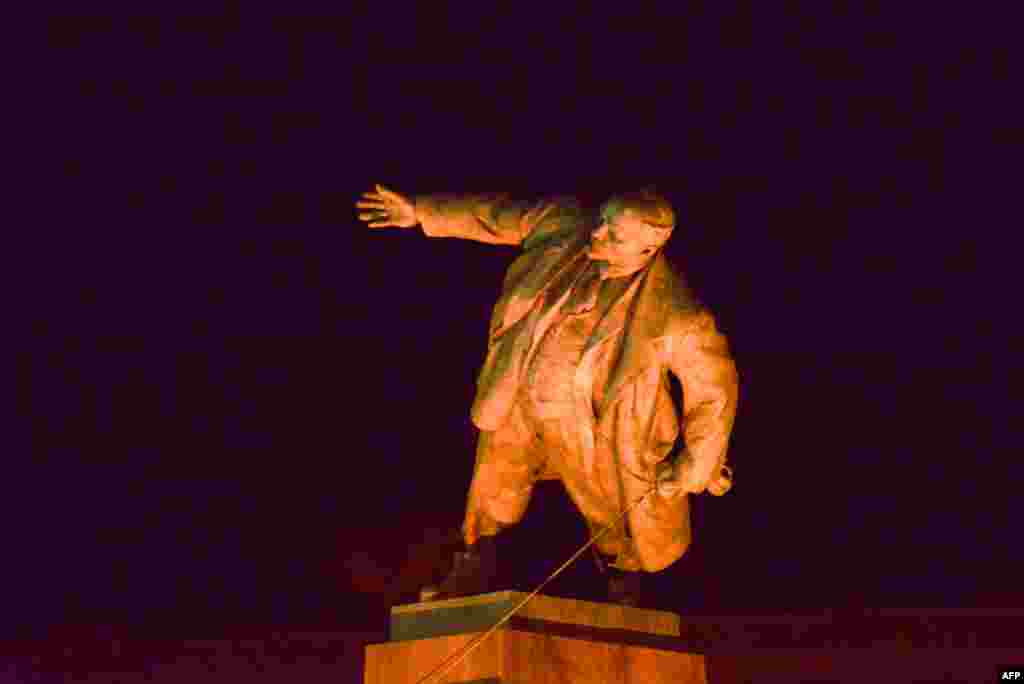 Пам'ятник Леніна в момент падіння