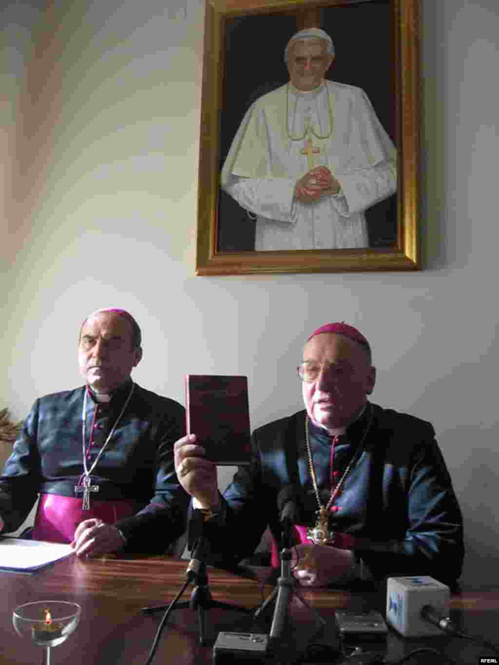 Біскуп Антоні Дзям’янка (зьлева) і мітрапаліт Тадэвуш Кандрусевіч за грамадзкую раду, але супраць цэнзуры - Біскуп Антоні Дзям’янка (зьлева) і мітрапаліт Тадэвуш Кандрусевіч за грамадзкую раду, але супраць цэнзуры