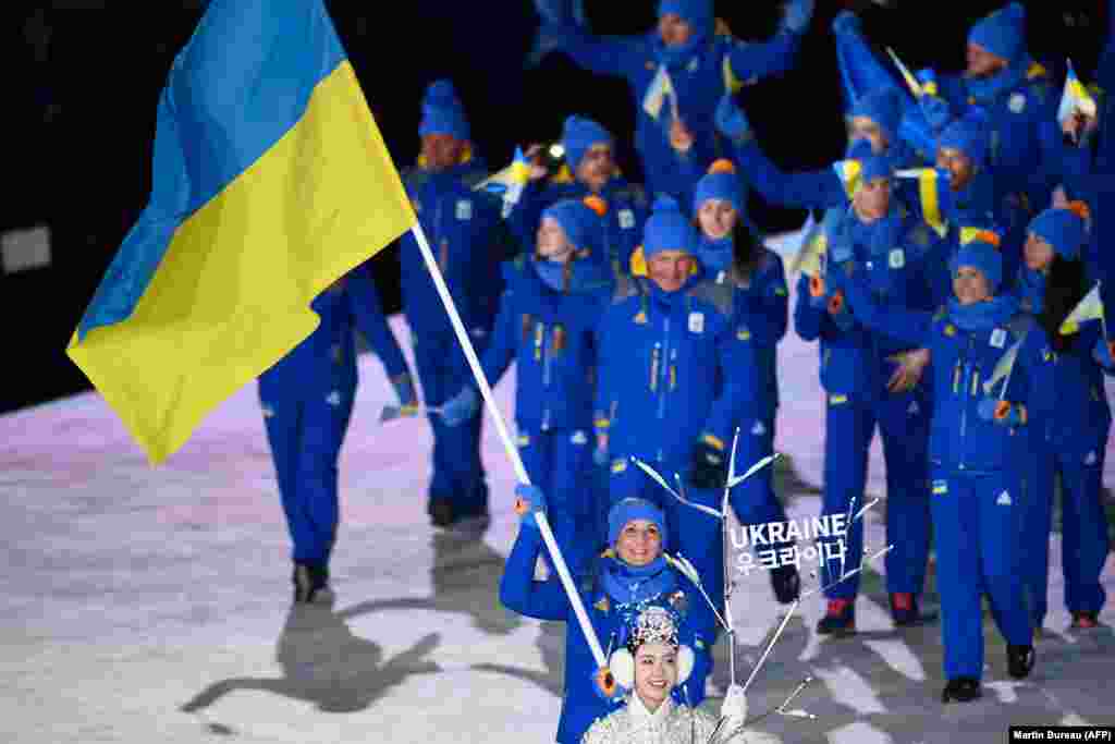Украинская сборная шагает на параде во время церемонии открытия Олимпиады 