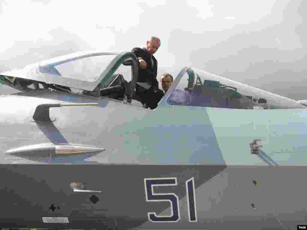 2010-cu ilin iyunu. Putin Su-50 döyüş təyyarəsini yoxlayır.