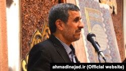 محمود احمدی نژاد چهارشنبه برخلاف وعده‌ و قولی که پیشتر داده بود برای شرکت به عنوان نامزد در انتخابات ثبت نام کرد. 