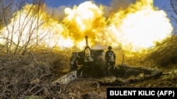 Український військовослужбовець-артилерист веде вогонь по російських позиціях поблизу Бахмута Донецької області, 8 листопада 2022 року
