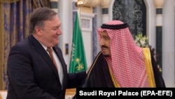 مایک پومپئو (چپ) با ملک سلمان پادشاه عربستان سعودی در ریاض دیدار و گفت‌وگو کرد.