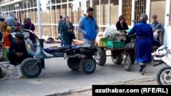 Грузчики на продовольственном рынке в Туркменистане (иллюстративное фото) 