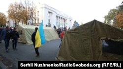 Протестувальники встановили намети поблизу будівлі парламенту України в Києві, 17 жовтня 2017 року