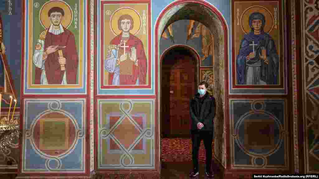 Вірянин на Великодній службі у Михайлівському Золотоверхому соборі, Київ, 19 квітня 2020 року ПЕРЕГЛЯНЬТЕ: Фоторепортаж святкування Великодня під час карантину у Києві 