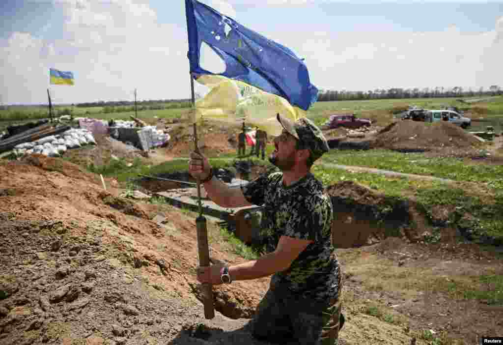 Прапор на позиціях українських військових в районі міста Мар'їнка, 5 червня 2015 року