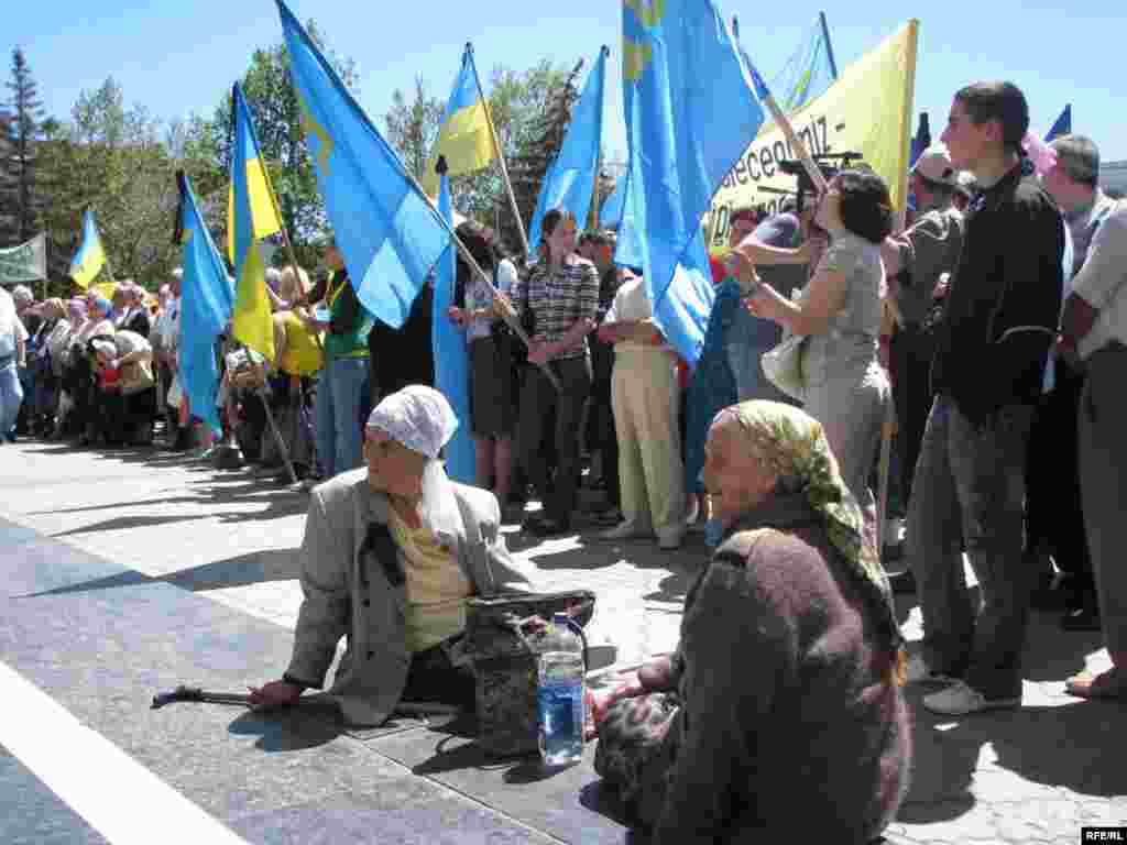8. Год 2009-й, Симферополь, площадь Ленина. День памяти жертв депортации – это день единства поколений. Те, кто видел теплушки собственными глазами, и те, кто родился в свободном Крыму – сегодня вместе.