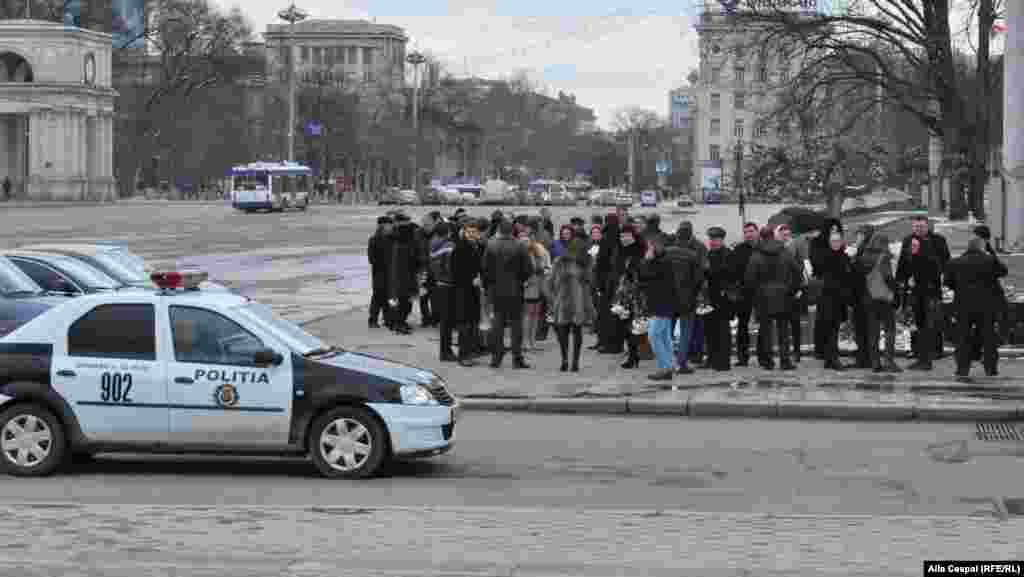 Aripa tânără PL îşi aşteaptă rândul