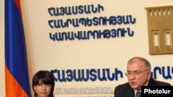 Տարածքային կառավարման փոխնախարար Վաչե Տերտերյանը մամուլի ասուլիսում: 20-ը հուլիսի, 2010թ.