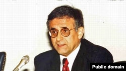 هوشنگ اميراحمدی از مدافعان مذاکره ايران و آمريکا و برقراری رابطه بين دو کشور است.