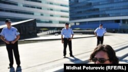 Damir Nikšić na jednom od umjetničkih performansa pred zgradom institucija BiH, oktobar 2011.