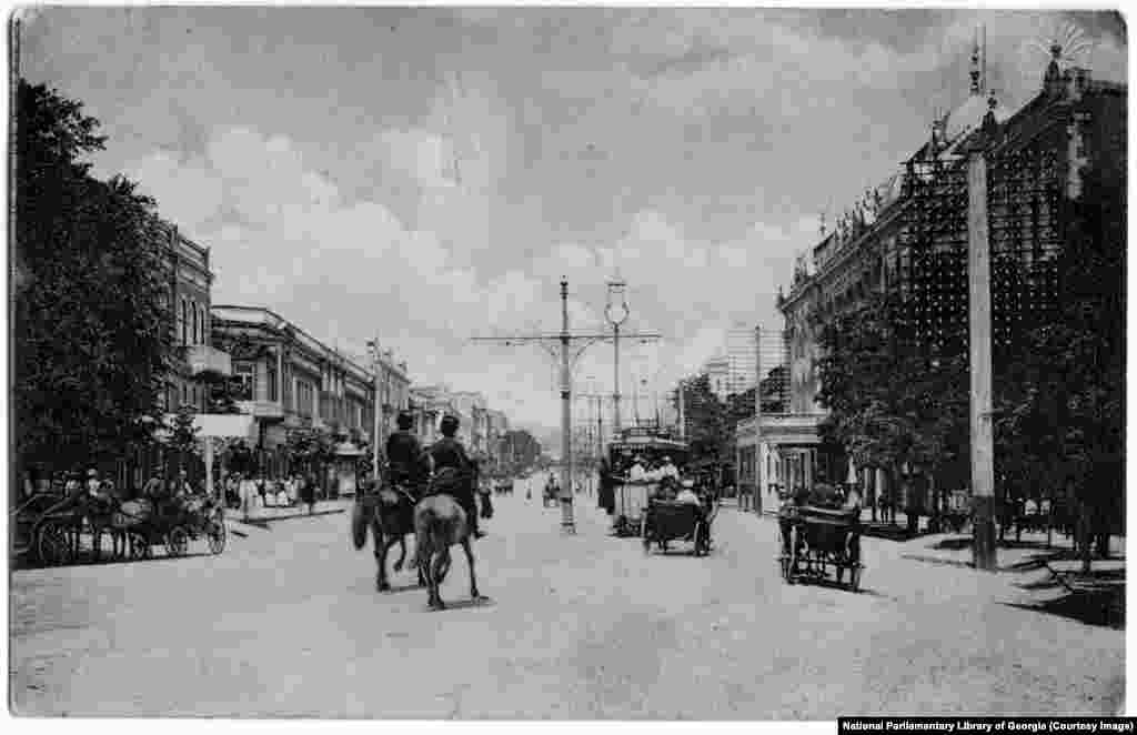 Сьогоднішній проспект Руставелі сфотографований у 1910-х роках, коли він називався проспектом Головіна на честь російського генерала. Вулиця була відкрита у 1840-х роках російським намісником на Кавказі, коли Грузія була частиною Російської імперії. Царська влада прагнула перетворити грузинську столицю «з міста в перському стилі на нову європейську метрополію»