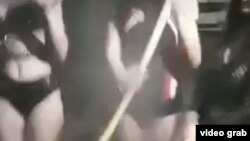 Танцовщицы ночного клуба в городе Ургенче готовят сумаляк в полуобнаженном виде. Скриншот с видеозаписи.