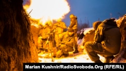 Ілюстративне фото. Українські військові стріляють в міномет. Донбас 