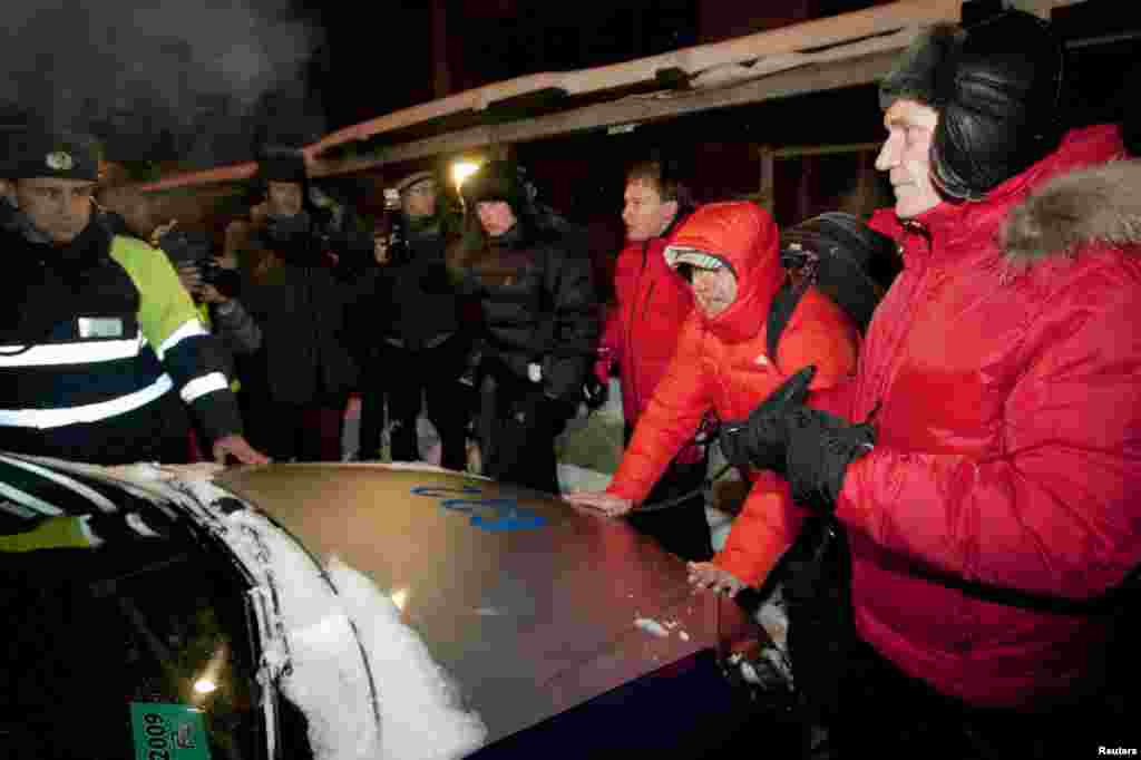 Яшчэ да пачатку збору быў напад на калёну кандыдата ў прэзыдэнты Ўладзімера Някляева, якая рушыла на плошчу. 