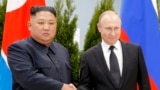 Demirgazyk Koreýanyň lideri Kim Çen Yn (çepde) we Russiýanyň prezidenti Wladimir Putin