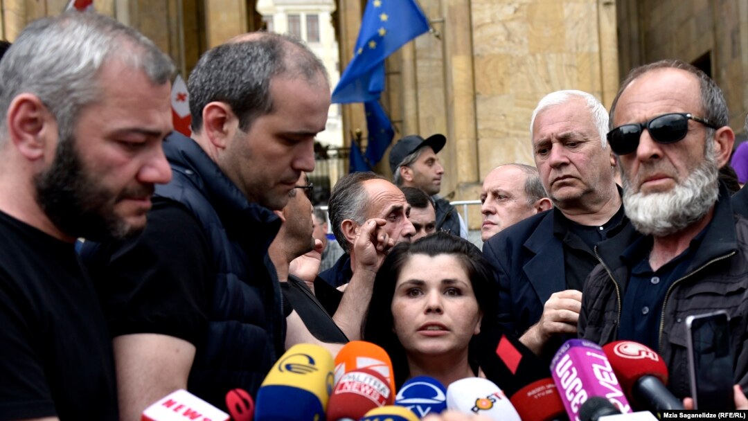 Заза Саралидзе (слева), мать Барбаре Рафальянц и Малхаз Мачаликашвили (справа) на акции