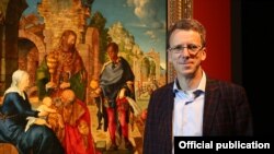 Daniel Hess, managerul proiectului în fața tabloului „Adorația Magilor”