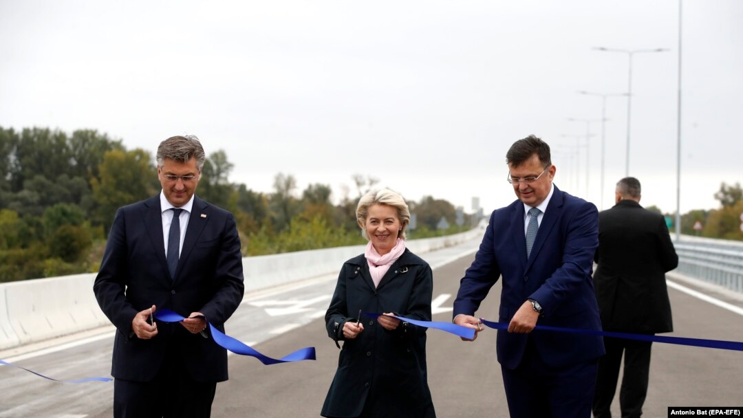 БиХ- претседателката на Европската комисија (ЕК) Урсула фон дер Лејен на церемонијата на отворање на мостот кај Свилај, што го пушти во употреба заедно со хрватскиот премиер Андреј Пленковиќ и босанскиот премиер Зоран Тегелтија. 