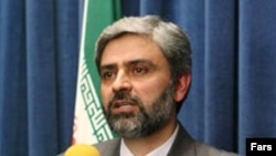 محمد علی حسینی می گوید که برای گفت وگو با آمریکا باید بررسی بیشتری صورت گیرد.