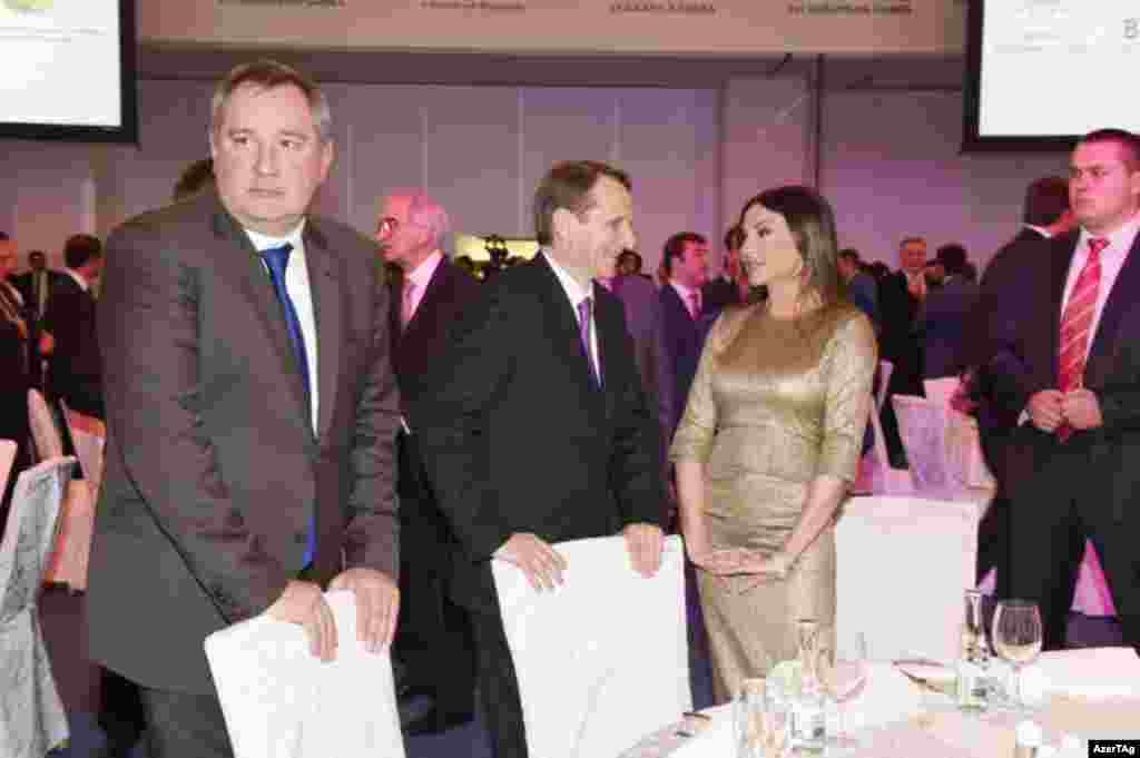 Bakı-2015-in təqdimatında Rusiya Dövlət Dumasının sədri Sergey Narishkin, baş nazirin müavini Dmitri Rogozin də iştirak edirdilər