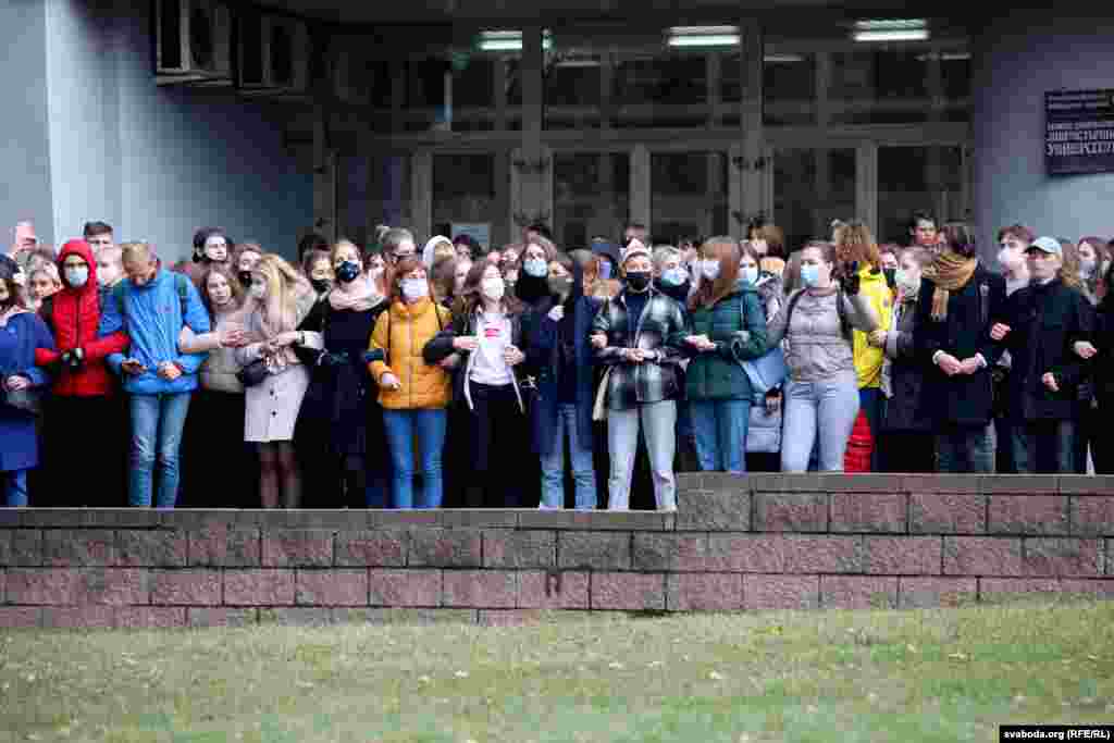 Студэнты МДЛУ стаяць у счэпцы перад уваходам у свой унівэрсытэт 26 кастрычніка 2020 году. Студэнты 9 беларускіх ВНУ далучыліся да агульнанацыянальнага страйку, які абвясьціла Сьвятлана Ціханоўская