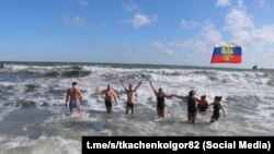 Учасники зимового запливу у Феодосії. Крим, 8 лютого 2025 року