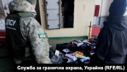 Част от намерените от украинските граничари контрабандни цигари на борда на "Героите на Севастопол".