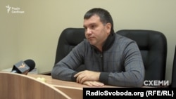 У Національному антикорупційному бюро напередодні повідомили, що детективи НАБУ намагалися вручити голові ОАСК клопотання про відсторонення його від адміністративної посади голови суду, але він відмовився його отримувати