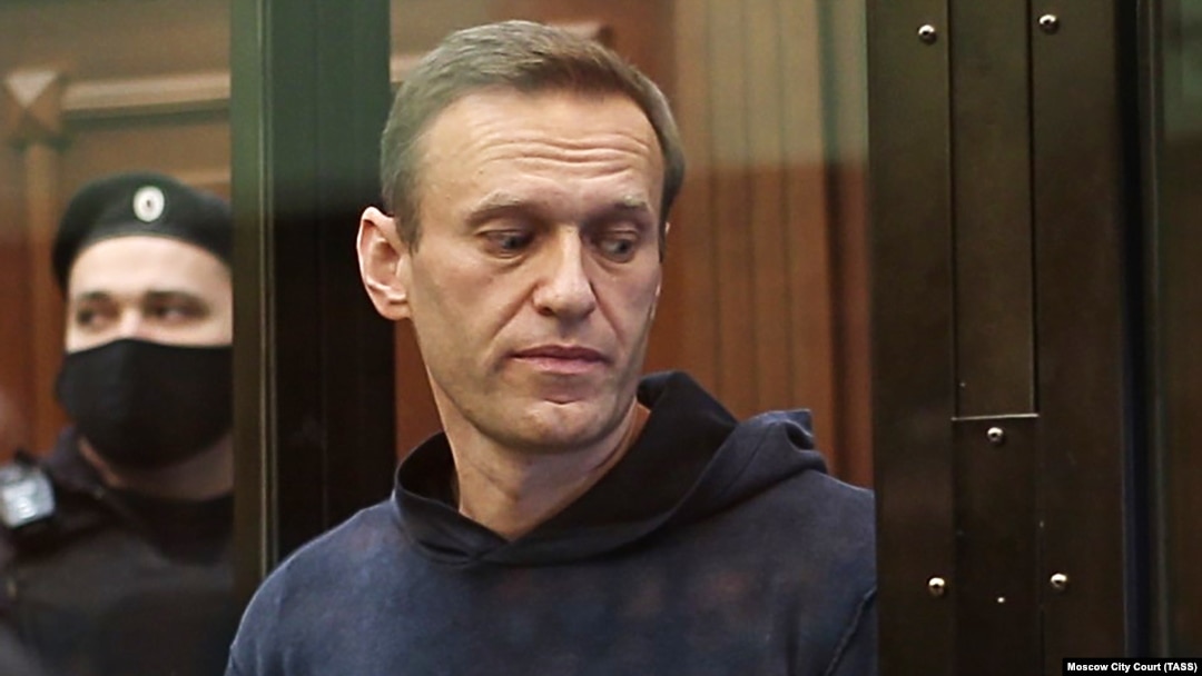 Ruski opozicioni lider Aleksej Navalny stoji u kavezu za optužene tokom sudskog ročišta u Moskvi, 2. februara 2021.