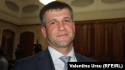 Vasile Botnari a fost șef al Serviciului de Informații și Securitate din mai 2018 până în iunie 2019, în perioada guvernării dominate de Partidul Democrat al lui Vlad Plahotniuc.