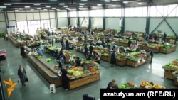 Երևանյան շուկաներից մեկում, արխիվ 