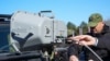 Ministar policije Ivica Dačić demonstrirao je upotrebu akustičnog uređaja dugog dometa (LRAD) tipa 450XL i 100X, poznatog i kao "zvučni top", Beograd, 19. marta 2025.