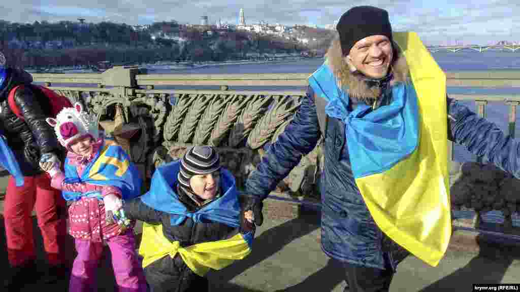 «Живий ланцюг соборності» на мосту Патона в Києві. 22 січня 2017 року - 98-а річниця Акту возз’єднання Української Народної Республіки (УНР) і Західно-Української Народної Республіки (ЗУНР) в єдину Соборну Україну. ПЕРЕГЛЯНЬТЕ ВІДЕО