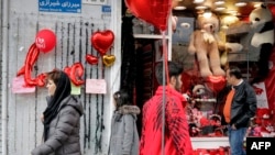 علی‌رغم مسئولان، اهانت به مقدسان و فروش آلات ولنتاین در خیابان‌های تهران کماکان اداره داران!