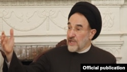 محمد خاتمی، رئیس جمهور پیشین ایران این روز ها آماج حملات حامیان دولت در ایران قرار گرفته است.